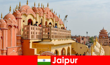 Imponerende paladser og den nyeste mode finde turister i Jaipur i Indien