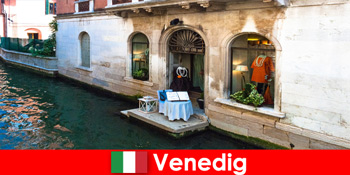 Ren rejseoplevelse for shoppingturister i den gamle bydel i Venedig i Italien