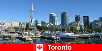 Toronto i Canada er en moderne storby ved havet meget populær for byens turister