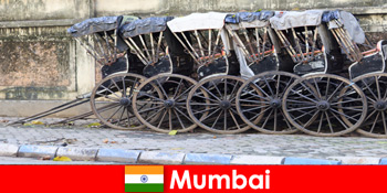 Mumbai i Indien tilbyder rickshaw rides gennem fulde gader for rejsende