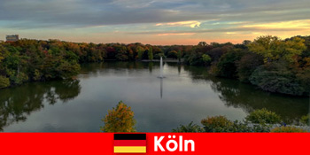 Naturture gennem skovbjerge og søer i naturparker i Köln Tyskland
