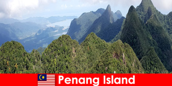 Feriegæster udforske den store natur med kabelbanen i Penang Island Malaysia