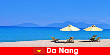 Pakketurister slapper af på de azurblå strande i Da Nang Vietnam