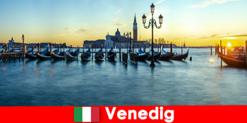 Romantisk bryllupsrejse for par til den flydende by Venedig Italien