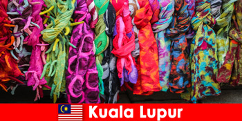 Kulturelle turister i Kuala Lumpur Malaysia oplever det fremragende håndværk