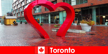Toronto Canada som en farverig by oplever udenlandske gæster som en multikulturel metropol