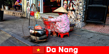 Fremmede fordyber sig i en verden af gade mad i Da Nang Vietnam