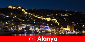 Billige flyrejser og hoteller til turister i den sværmende Alanya Tyrkiet