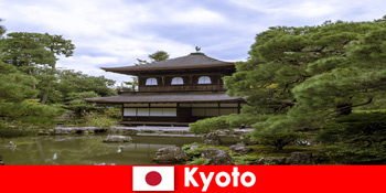 Originale butikker med gamle håndværk til turister i Kyoto Japan