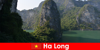 Spændende ture og caving for feriegæster i Ha Long Vietnam
