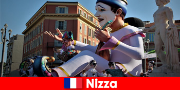 Tur til karnevalister med familie til den traditionelle karnevalsparade til Nice Frankrig