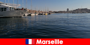Nyd lækkert middelhavskøkken til turister lige ved havnen i Marseille Frankrig