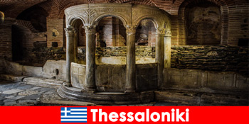 Feriegæster besøger moskeerne kirker og klostre i Thessaloniki Grækenland