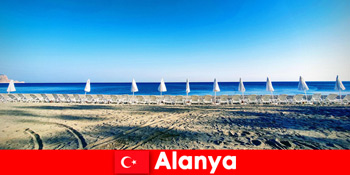 Anbefaling Nyd ferie i Alanya Tyrkiet med børn, der svømmer på stranden