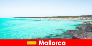 Store bugter og krystalklart vand til svømning på Mallorca Spanien